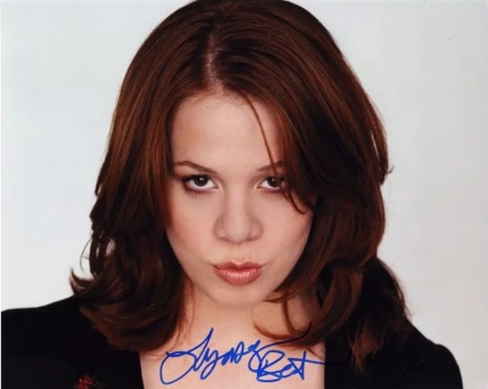 Lynsey Bartilson autograph