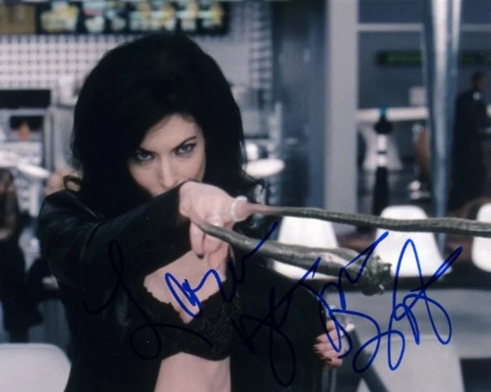 Lara Flynn Boyle autograph