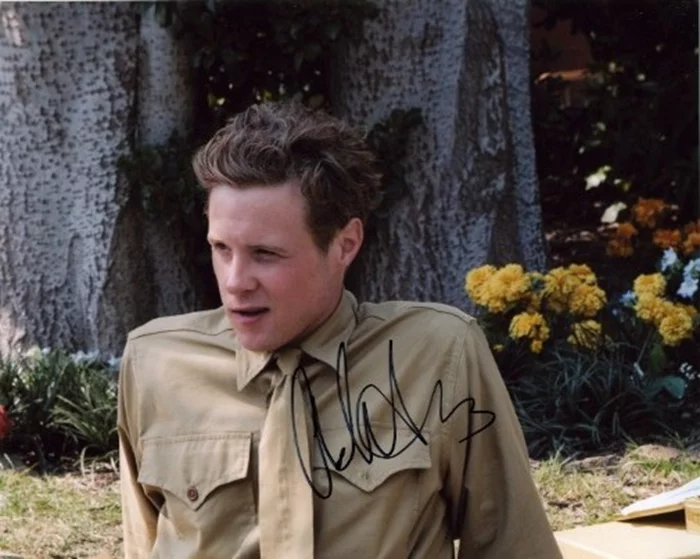 Ashton Holmes autograph