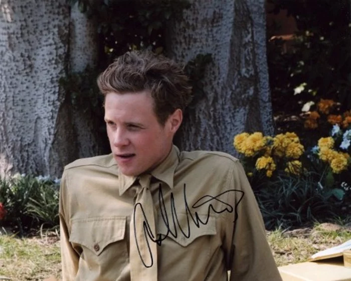 Ashton Holmes autograph