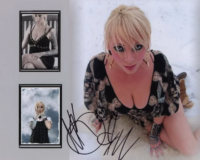 Maria Brink autograph