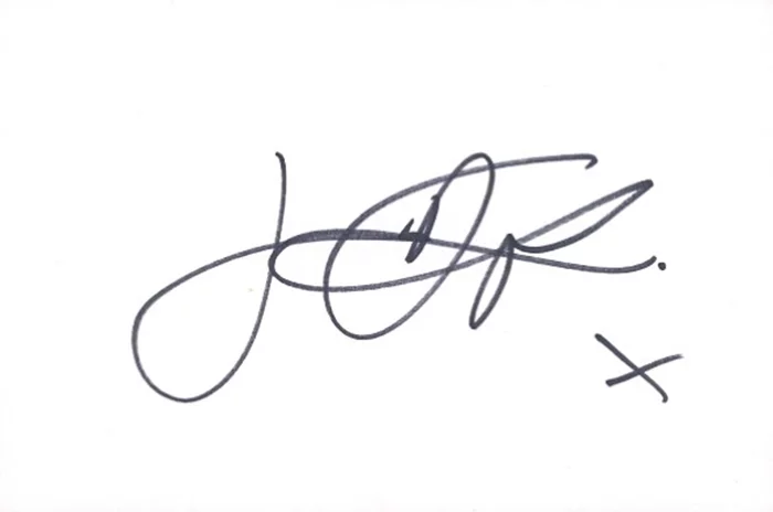 Juno Temple autograph