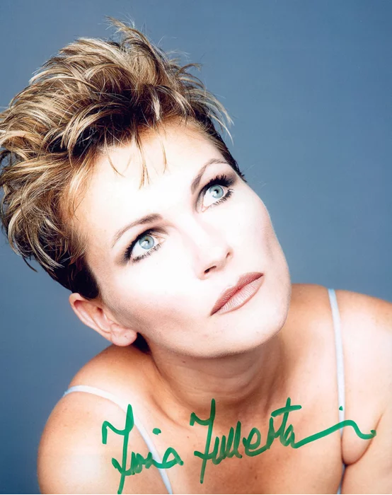 Fiona Fullerton autograph