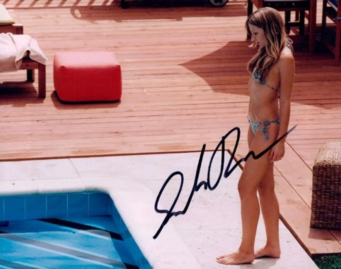 Sarah Roemer autograph