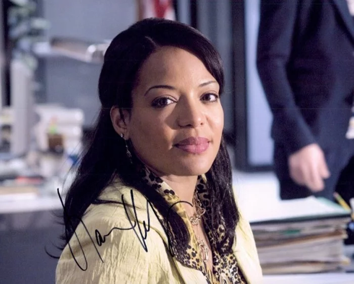 Lauren Velez autograph