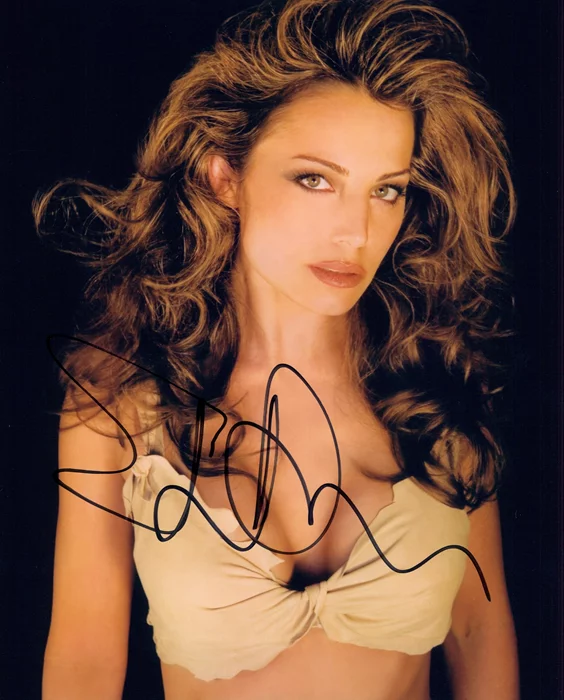 Erica Durance autograph