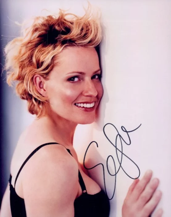 Elisabeth Shue autograph