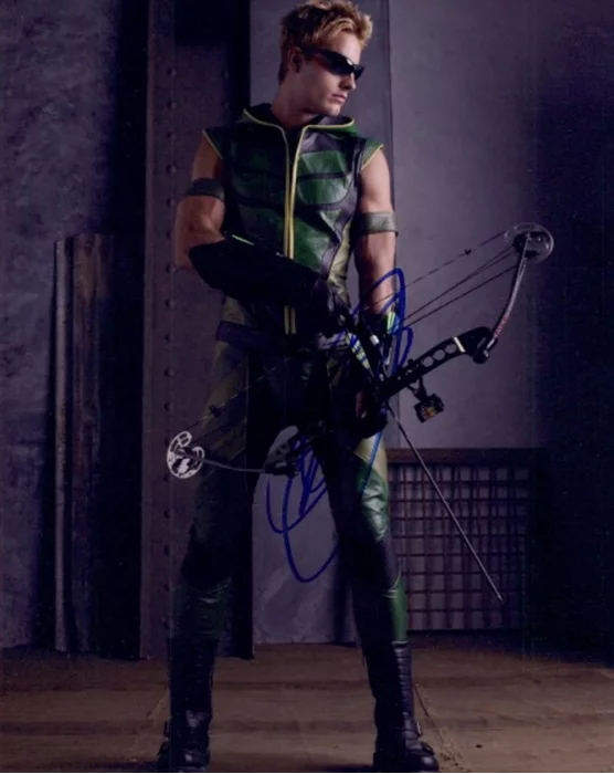 Justin Hartley autograph
