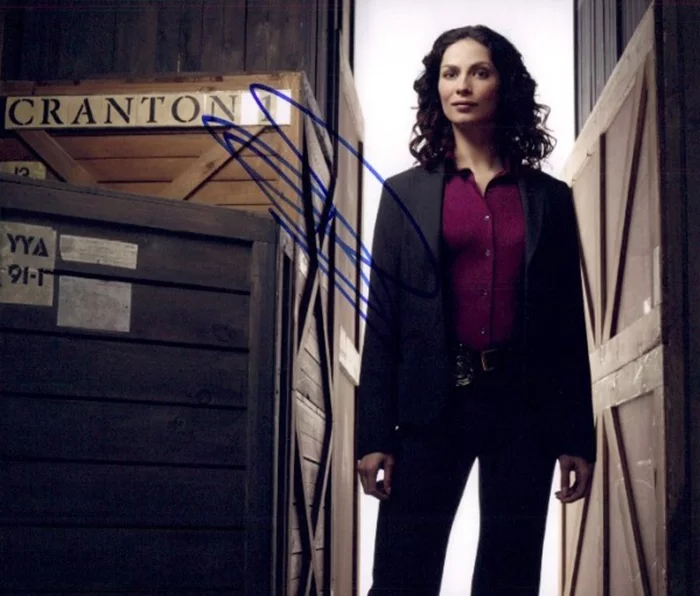 Joanne Kelly autograph