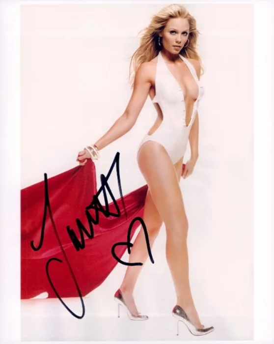 Laura Vandervoort autograph
