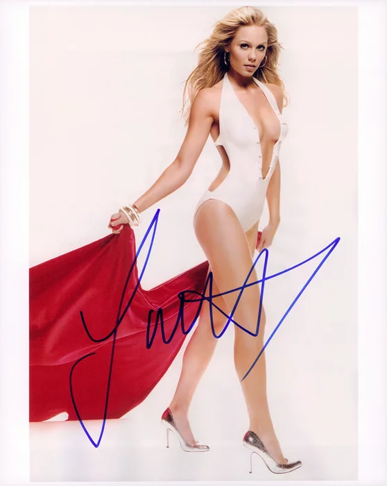 Laura Vandervoort autograph