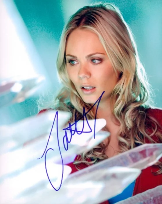 Laura Vandervoort autograph