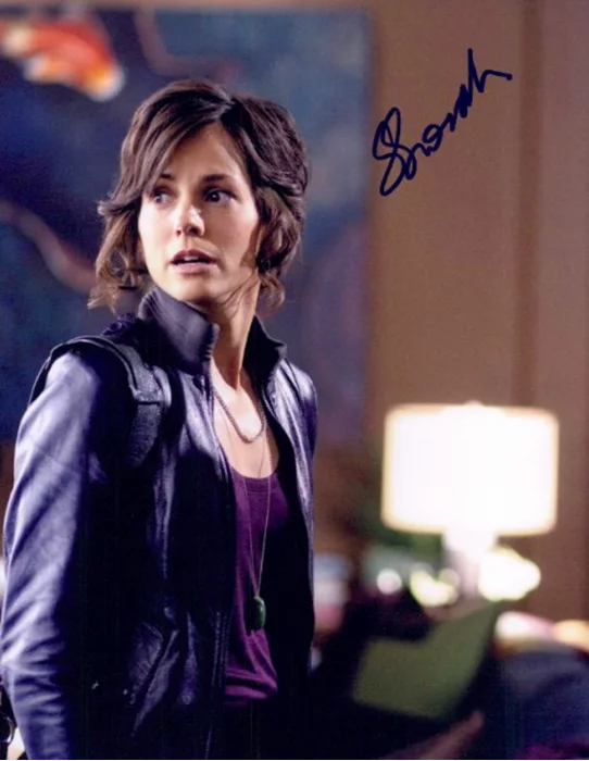 Stephanie Szostak autograph