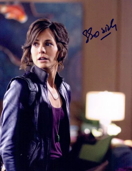 Stephanie Szostak autograph
