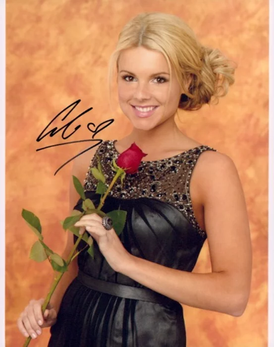 Ali Fedotowsky autograph