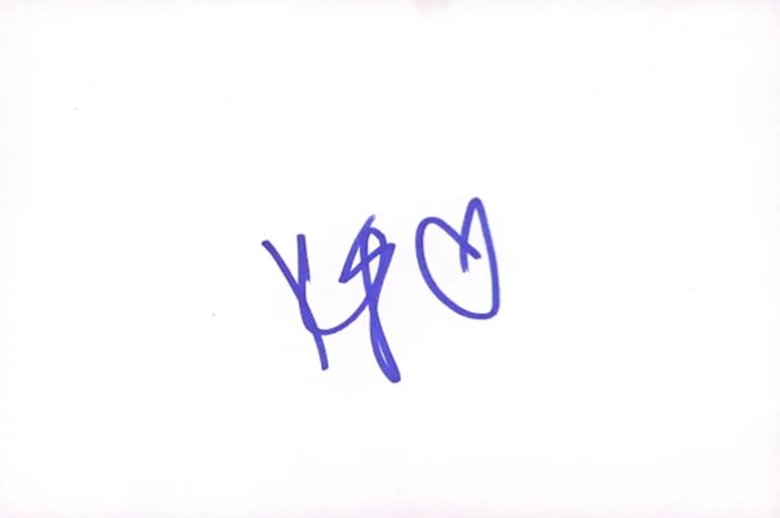 Kara Taitz autograph