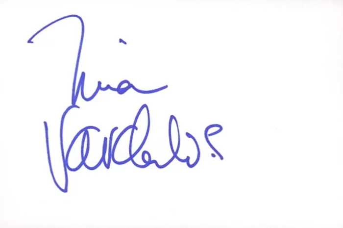 Nia Vardalos autograph