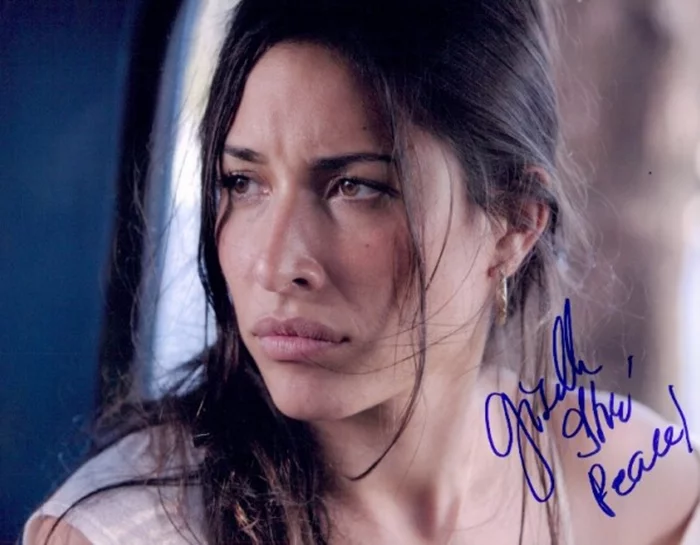 Giselle Itie autograph