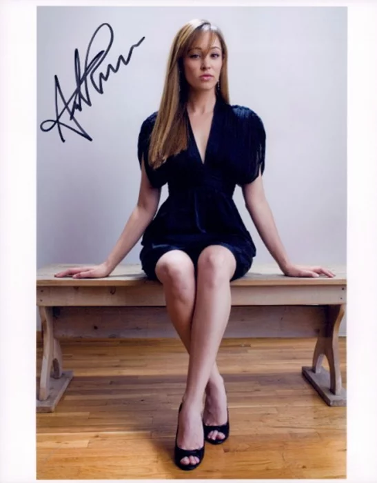 Autumn Reeser autograph