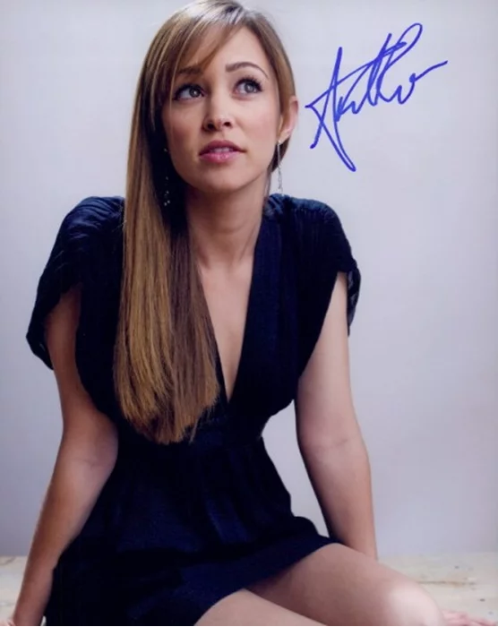 Autumn Reeser autograph