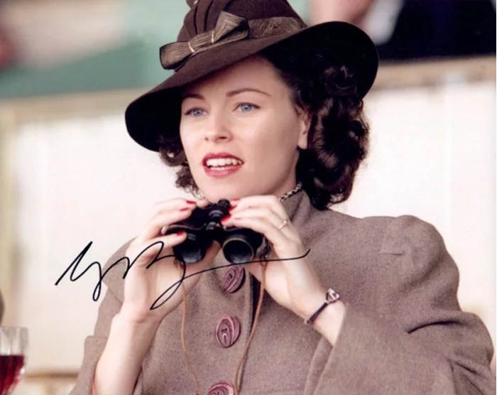 Elizabeth Banks autograph
