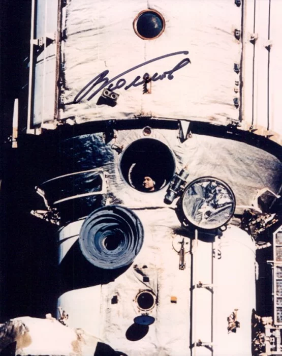 Valeri Polyakov autograph