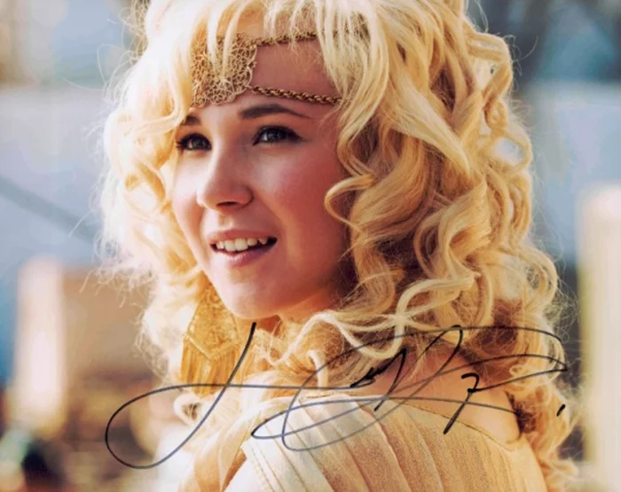 Juno Temple autograph