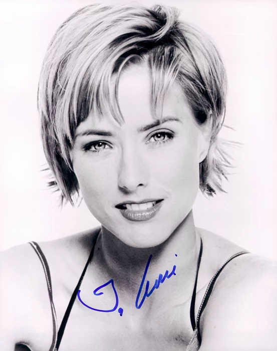 Tea Leoni autograph
