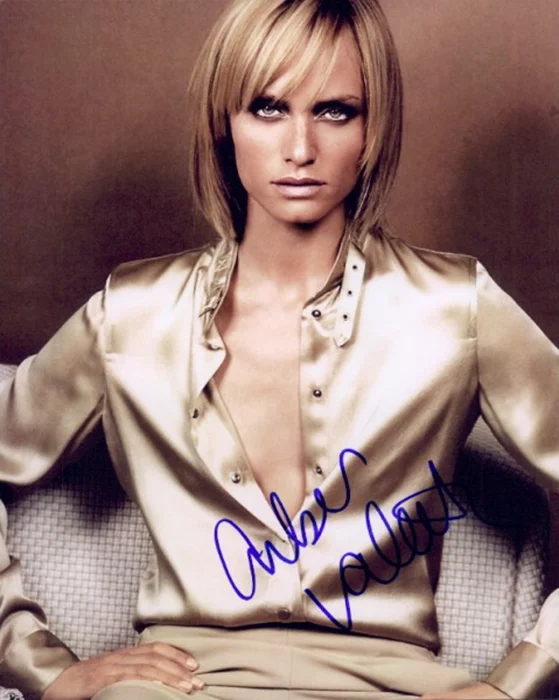 Amber Valletta autograph