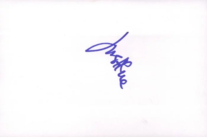 Justine Wachsberger autograph