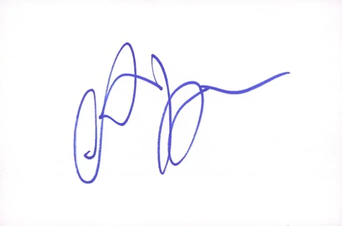 Alice Greczyn autograph