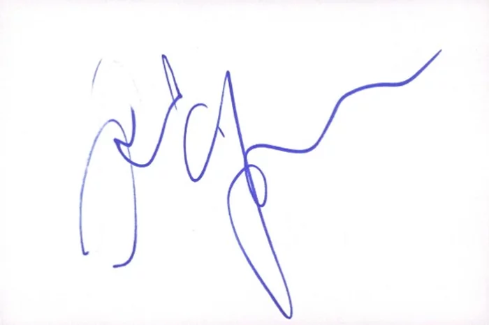 Alice Greczyn autograph