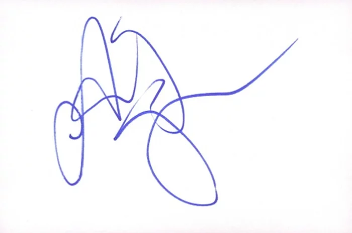 Alice Greczyn autograph
