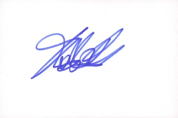Toby Kebbell autograph