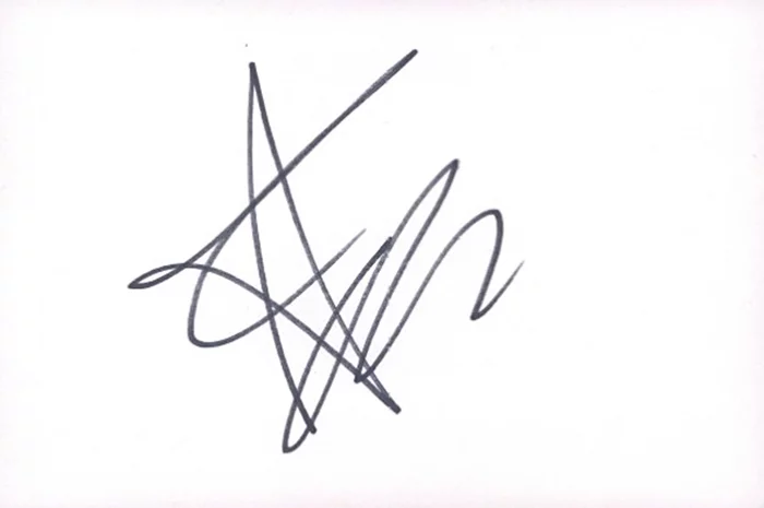 Amanda Crew autograph