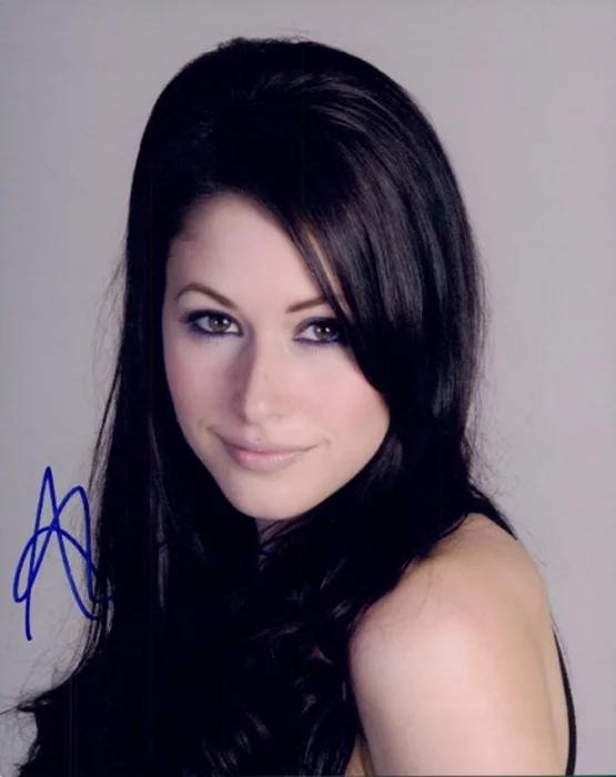Amanda Crew autograph