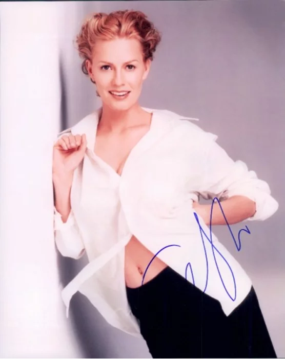 Elisabeth Shue autograph