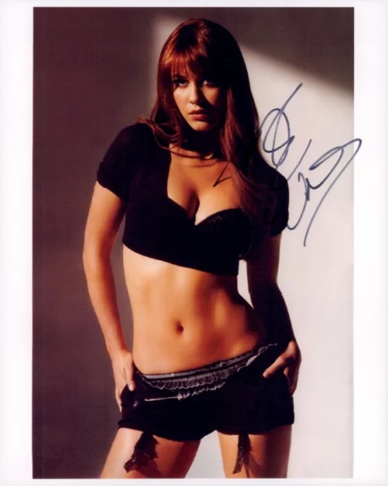 Mary Elizabeth Winstead autograph