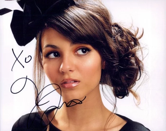 Victoria Justice autograph