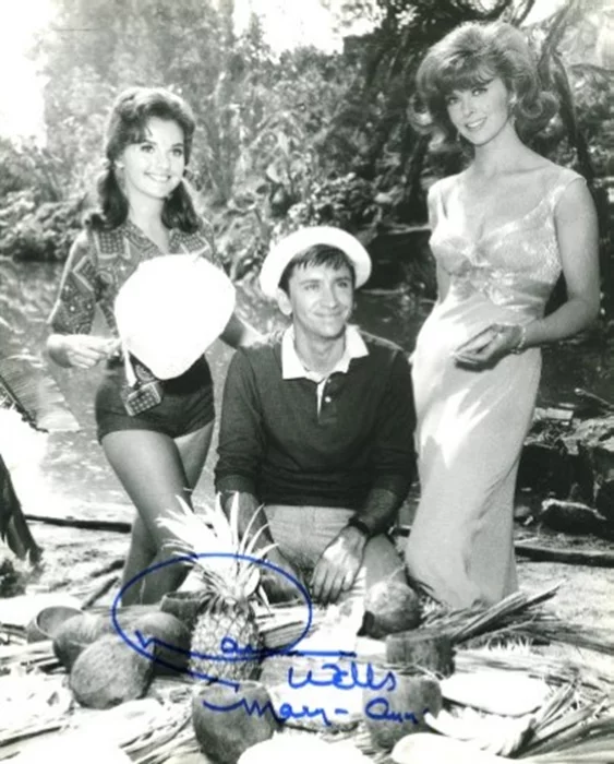 Dawn Wells autograph