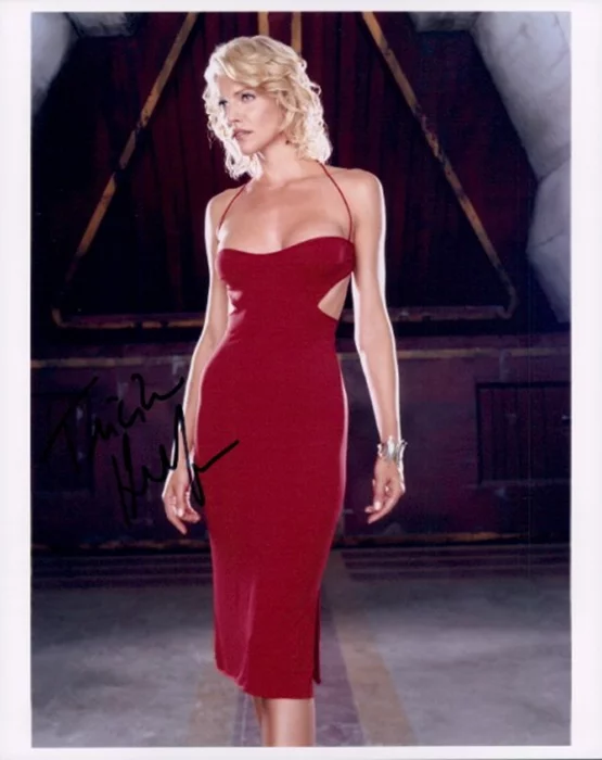 Tricia Helfer autograph