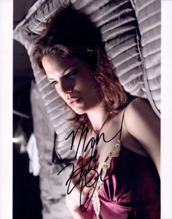 Mariana Klaveno autograph