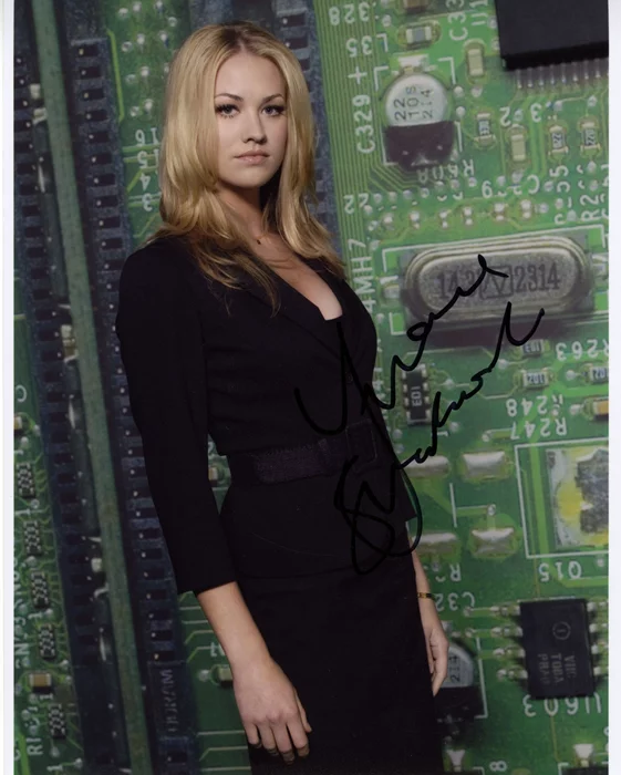 Yvonne Strahovski autograph