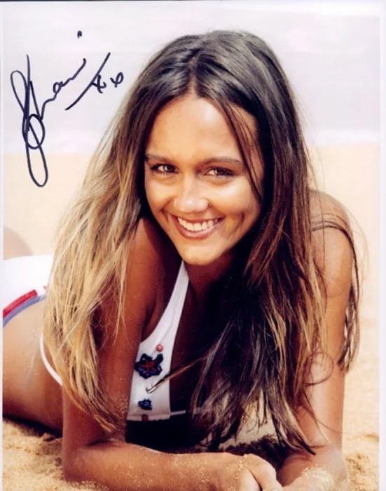 Sharni Vinson autograph