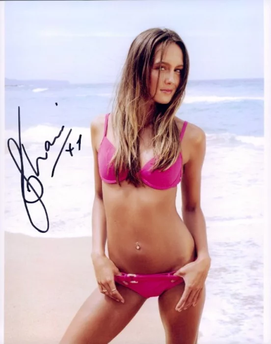 Sharni Vinson autograph