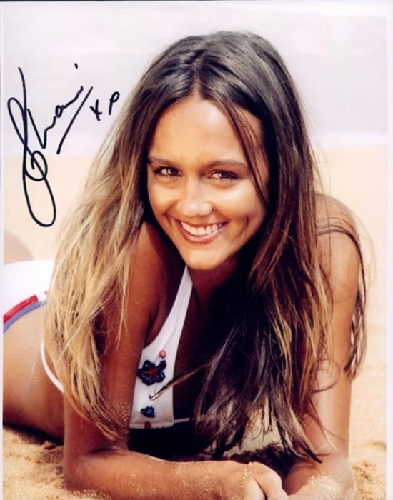 Sharni Vinson autograph