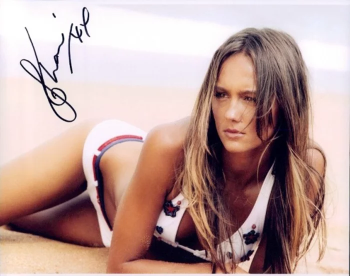 Sharni Vinson autograph