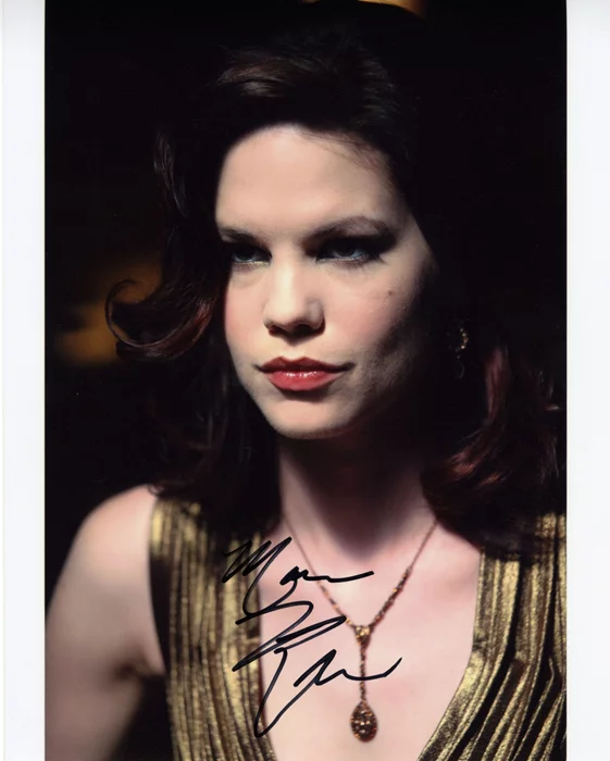 Mariana Klaveno autograph