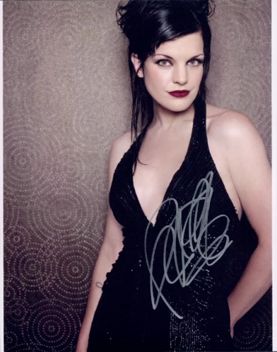 Pauley Perrette autograph