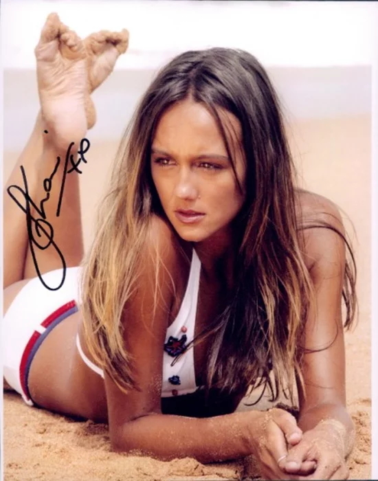 Sharni Vinson autograph